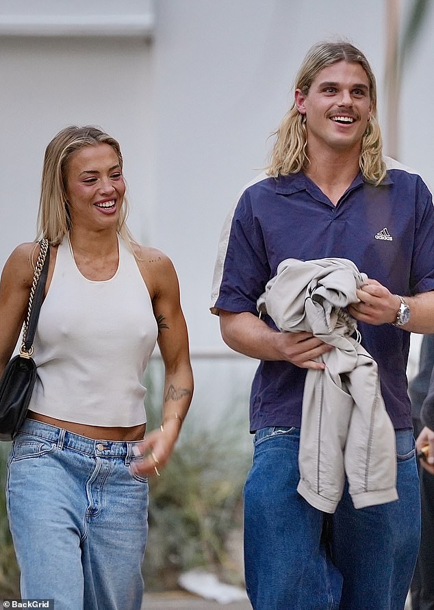 استمتعت لاعب خط وسط Western Bulldogs بحفنة من التواريخ مع Tammy ، لكن الأصدقاء يقولون إنه قام في النهاية بسحب الدبوس بعد سماع قصص عن علاقتها السابقة مع زوجها السابق مات زوفسكي. (تم تصوير تامي وبيلي معا الشهر الماضي)