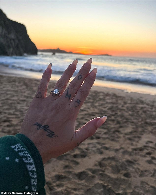 انتقلت نجمة Little Mix السابقة إلى Instagram يوم الخميس وشاركت مجموعة كبيرة من الحشرات التي تظهر خاتمها الجديد بعد أن ظهرت صهيون السؤال