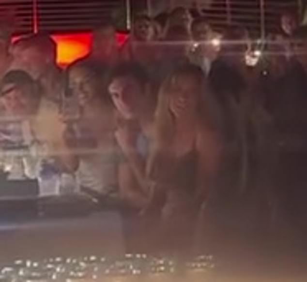 يمكن رؤية ساشا وهانا على رأس طاولة بينما ألقى مخرج الفيلم تايكا وزوجته ريتا أورا خطابًا للحضور