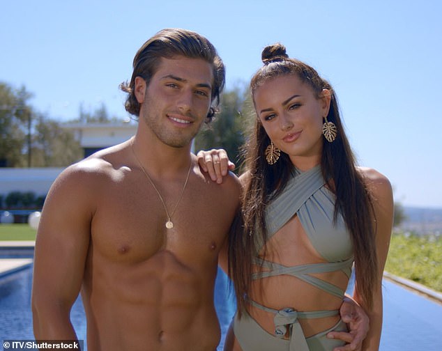 ارتفعت العنبر لأول مرة إلى الشهرة عندما تم التصويت لها على الفائز بجزيرة الحب في عام 2017 إلى جانب Kem