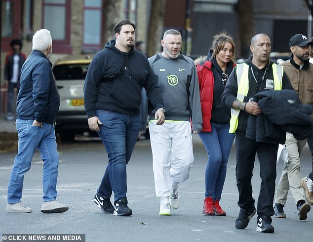 كان واين يخرج في قميص نايك الرمادي الذي حمل شعار القصر لإطلاق النار ، بالإضافة إلى زوج أبيض من قيعان التتبع