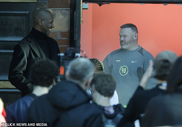 جذب كرة القدم والأزياء كروس حشدًا عندما تجمع أفراد من الجمهور لمشاهدة المشاهد