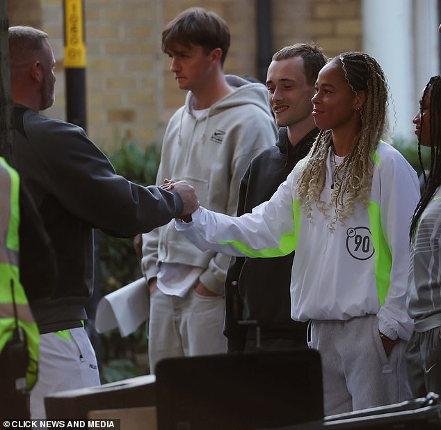 بذل واين مجهودًا للتحدث والتفاعل مع نجوم الفيلم الأخرى أثناء التصوير