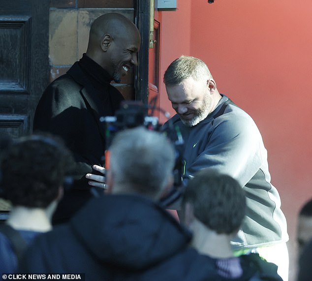 عرض واين وغيجز طاقة مرحة في اللقطات النابضة بالحيوية للتصوير