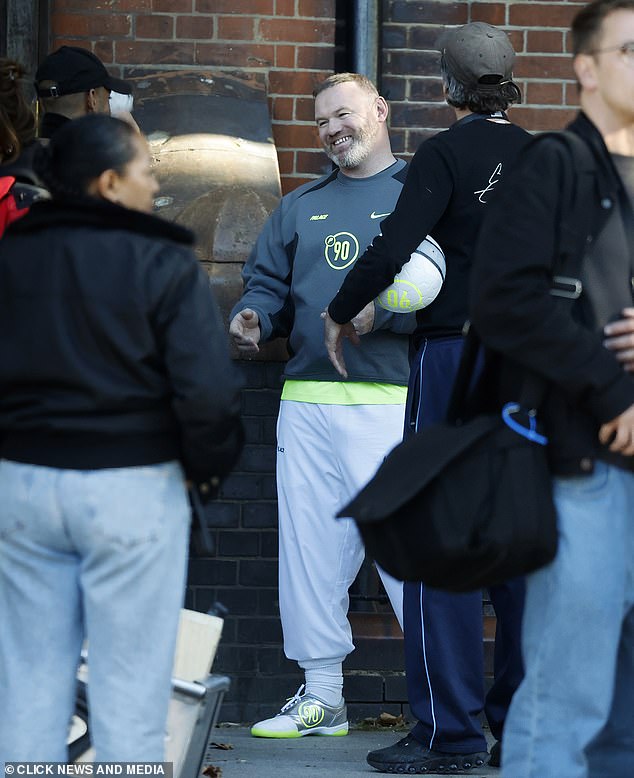 تباهى واين بابتسامة كبيرة بين الأخذ أثناء قضاء بعض الوقت للتحدث إلى الطاقم