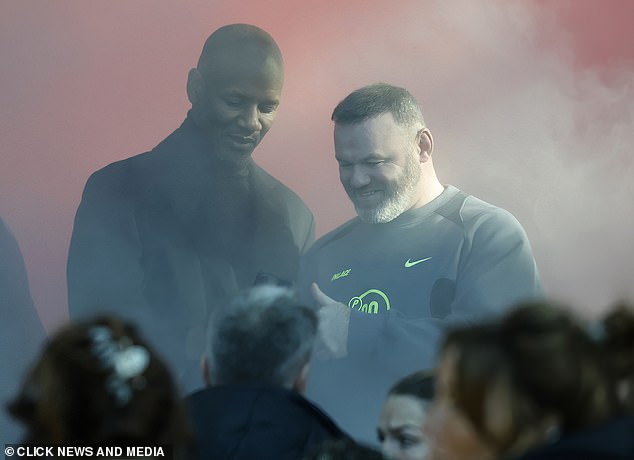 خلال استراحة في تصوير واين ، بدا أنه يقول مرحبًا لشخص آخر على هاتف Giggs حيث ابتسم كلا الرجلين