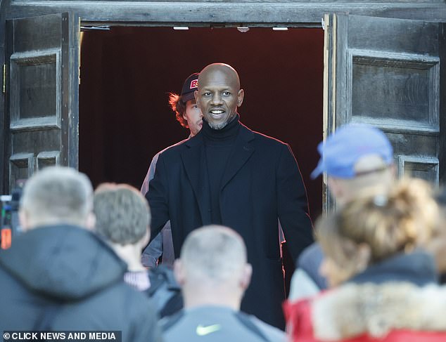 أظهرت اللقطات أن جيجز ، 42 عامًا ، خرجت من مبنى ذو أبواب مزدوجة بينما كان الدخان يخرج خلفه قبل أن يتلاشى