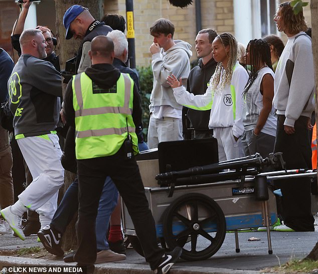 تم تصوير واين أيضًا إلى جانب كابتن إنجلترا ليا ويليامسون وزوج تشيلسي ريس جيمس وجيمي جيتينز ، بالإضافة