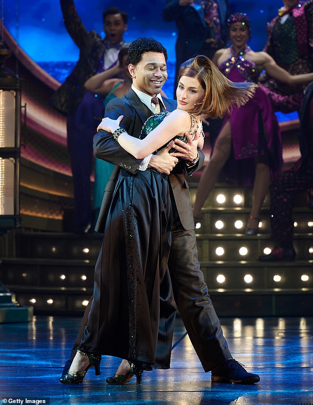 تم الإعلان عن Amber Davies كأحدث إضافة إلى طاقم الرقص الصارم ، ليحل محل داني داير بعد إصابتها في البروفات