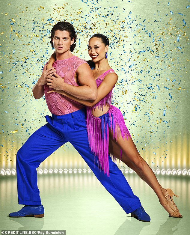 تعلم لويس كوب (في الصورة مع شريكه المحترف في الرقص كاتيا جونز) كيفية الرقص عندما تولى دورًا في بيلي إليوت في الطرف الغربي