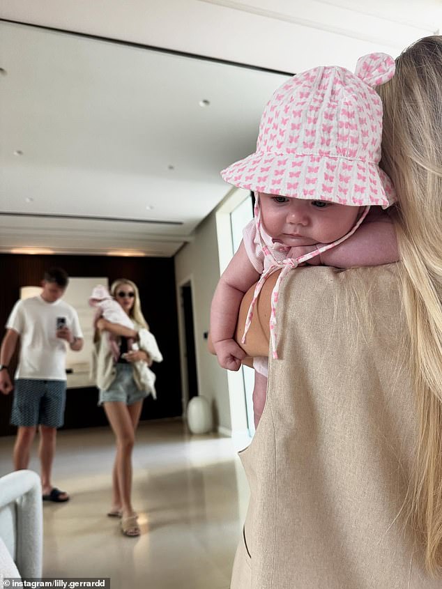 في صورة أخرى ، شوهدت ليلي وهي تحمل ابنتها على صدرها وهي تمشي مع صديقها لي بيرن - وهو ابن عصابة إيرلندية سجن