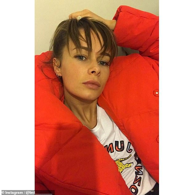 في لعبة ارتداد أخرى ، هزت ليا ثلاجة وهي تطرح على صورة شخصية في سترة منتفخة حمراء