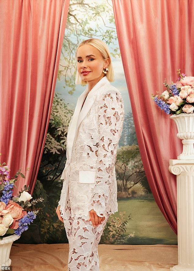 مع عودة المعرض ، تم تعريف المشجعين على ليا ماري تياير ، وهي سيدة أعمال موجهة للعائلة من رومفورد في إسيكس التي سارت على الممر