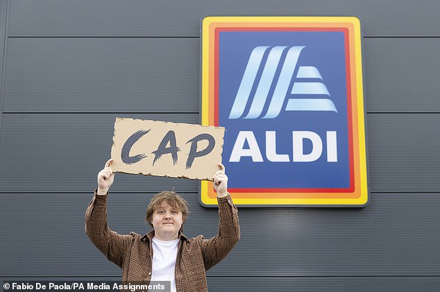 صدم لويس كابالدي المتسوقين في السوبر ماركت مع أزعج مرتجل على سطح متجر ألدي في نوتنغهام يوم الجمعة