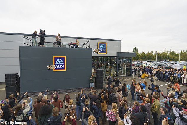 المطل على موقف السيارات ، اعتذر صانع الضربات الاسكتلندية مازحا للعملاء بسبب تعطيلهم على التسوق وتواصل الثناء على عرض المتجر