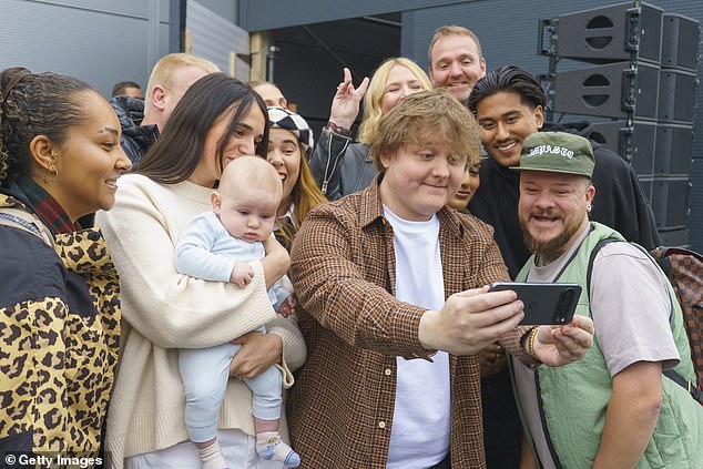 بالإضافة إلى معاملة عملاء ALDI بالأداء ، توقف المغني عن التقاط صور سيلفي مع المعجبين