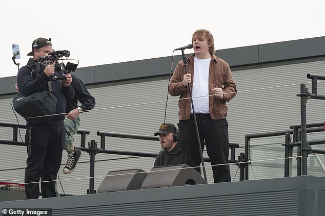 كانت هذه هي المرة الأولى التي يتم فيها أداء هذا الأخير من جولة المغني المستمرة ، والتي تتوقف في Nottingham's Motorpoint Arena الليلة