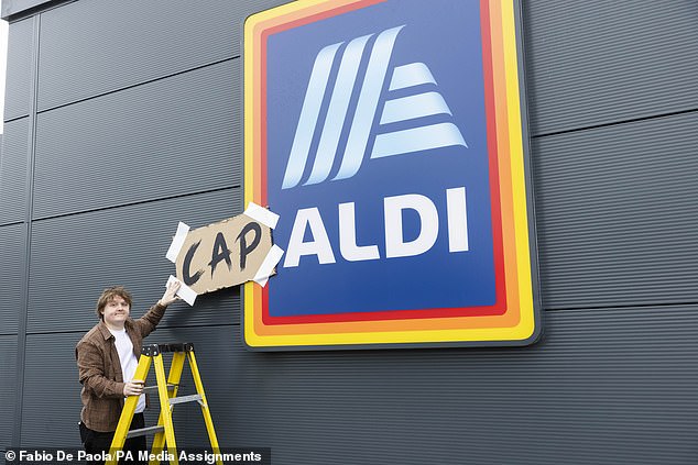 اللعب على تشابه بائع التجزئة مع اسمه ، قام المغني 