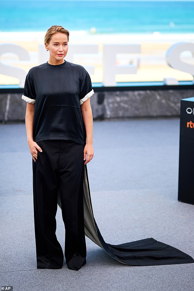 كان الزي الأنيق هو الثاني من الممثلة في اليوم ، وفي مكالمة تصوير سابقة ، ارتدت قمة أسود قصيرة الأكمام وتطابق بنطلون كبير الحجم