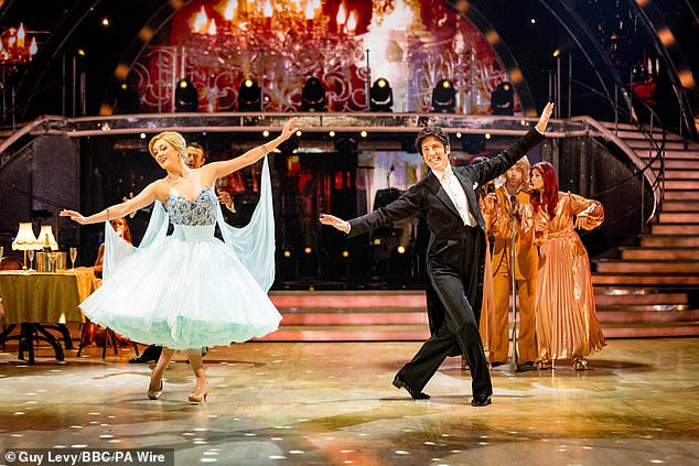 سوف يرسل Motsi نسخ النبضات الجماهيرية مع رومبا مثير لتصوير التسعينيات ، في حين أن أنطون (في الصورة) سيعود إلى السبعينيات مع الخطوط الكلاسيكية والمعاطف التيل