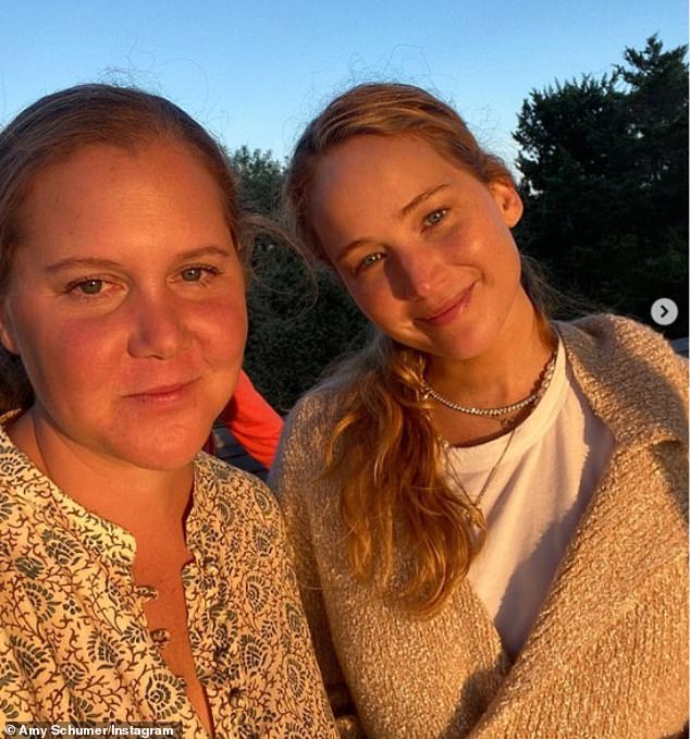 تعرضت تعليقاتها للانتقاد بعد أن أثنت على صديقتها والممثلة والممثلة الكوميدية إيمي شومر من قبل ، لاختيار التحدث لدعم إسرائيل وسط النزاع - في الصورة معًا 2021