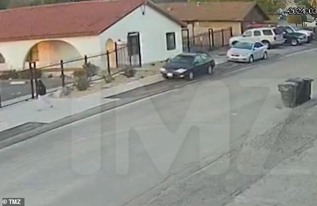 يظهر الفيديو ريفاس - التي تم تحديدها من قبل عائلتها في اللقطات - ترتدي هوديي أسود وسروال أبيض - شوهدت أعلى اليسار من الإطار