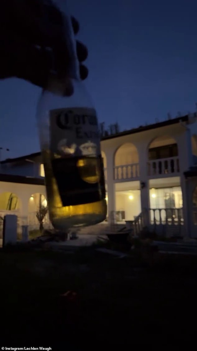 قام لشلان بتصوير نفسه يشرب 