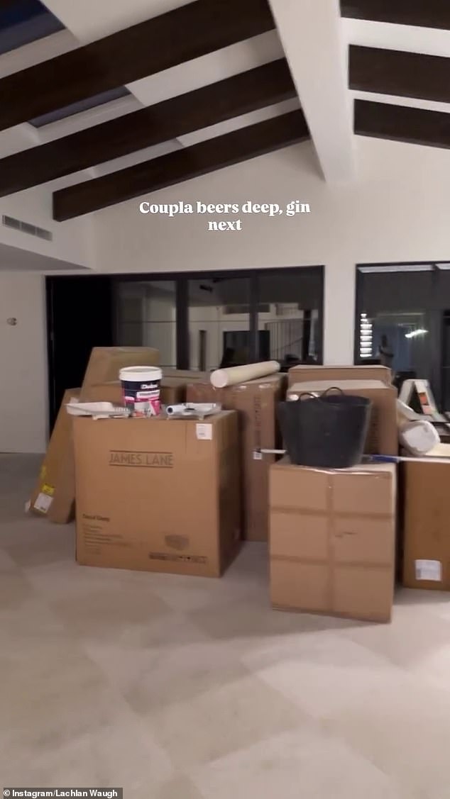 شارك Lachlan أيضًا مقطع فيديو لنفسه وهو يسير عبر المنزل ويظهر كومة من الصناديق المزدحمة في المطبخ ، مع قراءة التسمية التوضيحية: 