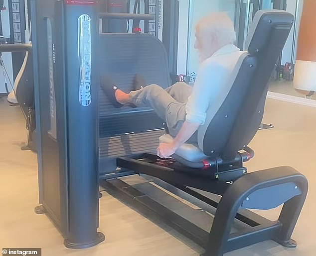 قال أحدهم ، "إلى ماذا تنسب عمرك وحالتك البدنية؟" وقلت ، "لقد مارست دائما." ثلاثة أيام في الأسبوع ، نذهب إلى صالة الألعاب الرياضية ، لا يزال. أوضح النجم ثلاثة أيام في الأسبوع