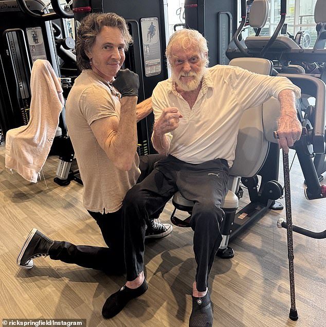 كان الممثل - الذي أثار قلقه مؤخرًا على صحته بعد الخروج من حدث آخر في اللحظة الأخيرة - في خضم التمرين عندما توقف مغني Grammy -Wining Rick Springfield عن طريق الصالة الرياضية نفسها