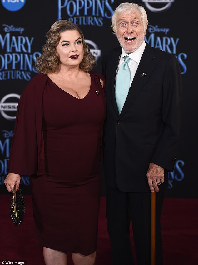 زوجته أرلين سيلفر - التي تعادل معها في عام 2012 - ثم تقطعها لإضافة ، 