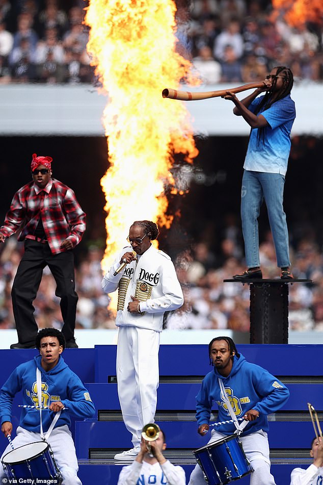 تمزق أيقونة الهيب هوب الأمريكية من خلال مجموعة مذهلة من تسع أغنيات تتميز بمجموعة كبيرة من الكلاسيكيات وبعض المفاجآت