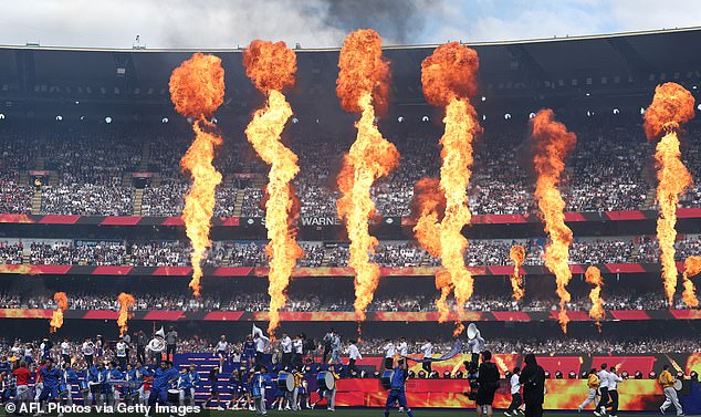 بعد أداء من نجم الهيب هوب بيكر بوي المحلي والتسليم الإلزامي للمبديلة هناك كازالي من مايك برادي ، لم يضيع سنوب أي وقت في إدخال الحشد في المزاج