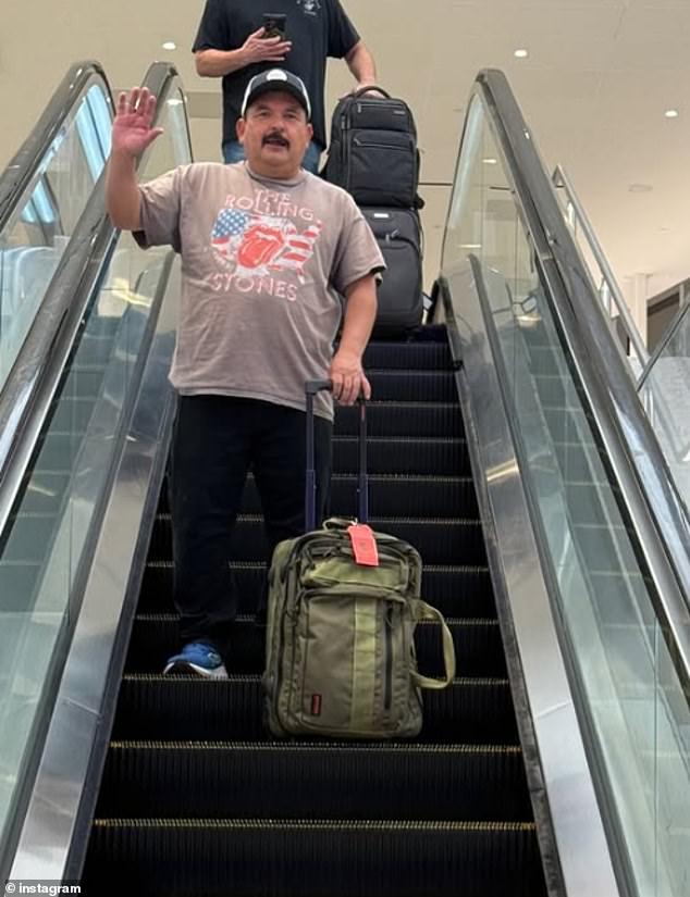 توجه إلى بروكلين! المصعد يعمل بشكل رائع! الشخصية التلفزيونية صُففة في التسمية التوضيحية ، مع الإشارة بمهارة إلى حادثة ترامب