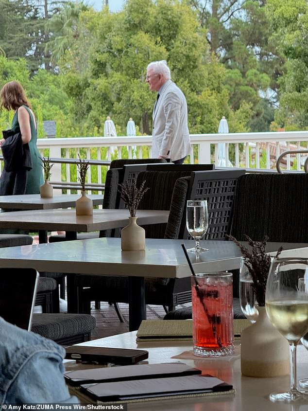 قبل أن يتم نقله إلى عشاء البروفة ، تم لمحاسبة مجموعة من المحتفلين بما في ذلك مارتن ، 80 عامًا ، 75 ، ورودي ، 56 عامًا ، على فناء الفندق