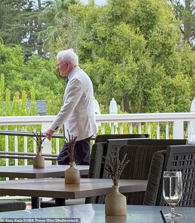 شارك ستيف مارتن في إنشاء جرائم قتل فقط في المبنى وكان يلعب دور البطولة مع غوميز ومارتن شورت طوال فترة تشغيله المركز الخمس موسم