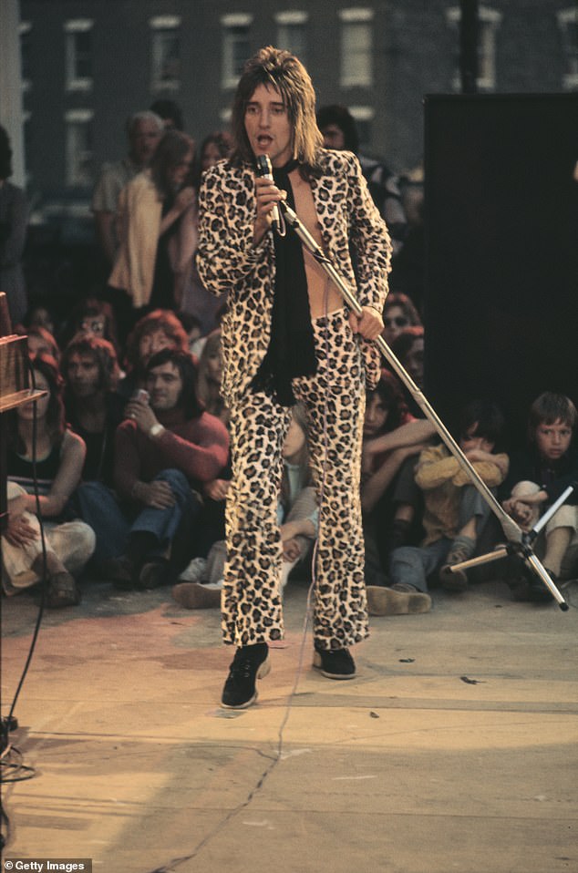 إن الروك البريطاني ، البالغ من العمر 80 عامًا ، الذي أطلق النار على الشهرة في عام 1971 (في الصورة) مع ألبومه المتميز ، يروي كل صورة قصة وألاحظه التي يتصدرها الرسم البياني ، أحد أفضل الفنانين مبيعًا في كل العصور