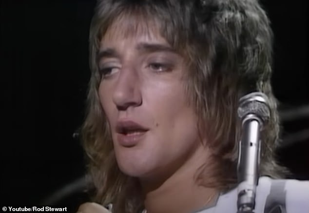 ولكن عندما يتعلق الأمر بإنجازه الموسيقي الفخور ، يشير المغني إلى مسار أقل شهرة وأكثر إثارة - قتل جورجي (في الصورة 1976)