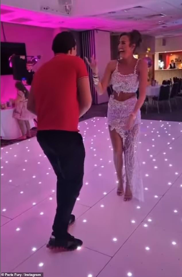 انتقلت الفتاة البالغة من العمر 16 عامًا إلى قصة Instagram ليلة الجمعة لمشاركة مقطع حلو من نوح في حفل عيد ميلادها