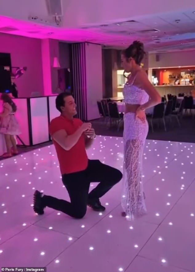 إن المشاركة المفاجئة لها صدى لرومانسية والدي فنزويلا ، بعد الاجتماع الأول عندما كانت تايسون في السابعة عشرة من عمرها ، وكانت باريس في الخامسة عشرة من عمرها - قبل إعادة الاتصال وبدء قصة حب في عيد ميلادها السادس عشر.