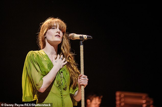 في حديثه إلى الجارديان ، استذكر المغني: 