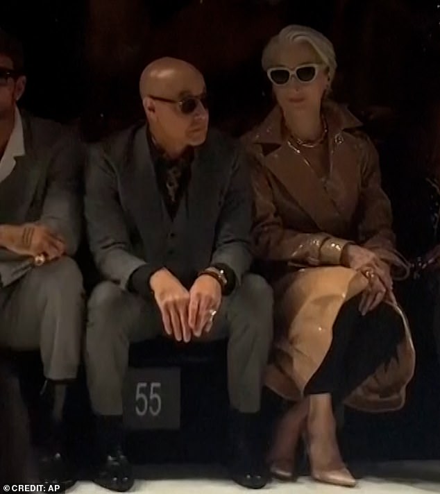 في هذه الأثناء ، بدا ستانلي ، 64 عامًا ، الذي قام مرة أخرى بتجسيد نايجل ، نايجل ، بافرة من ثلاث قطع زرقاء ، مع ربطة عنق مزخرفة وأحذية ذكية ونظارات شمسية