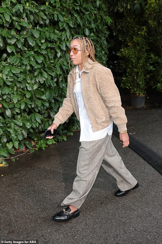 في مكان آخر خلال منصة Bottega Veneta ، قطعت لورين جيمس عرضًا عصريًا عند وصولها إلى قميص أبيض فضفاض طبقة تحت سترة بيج