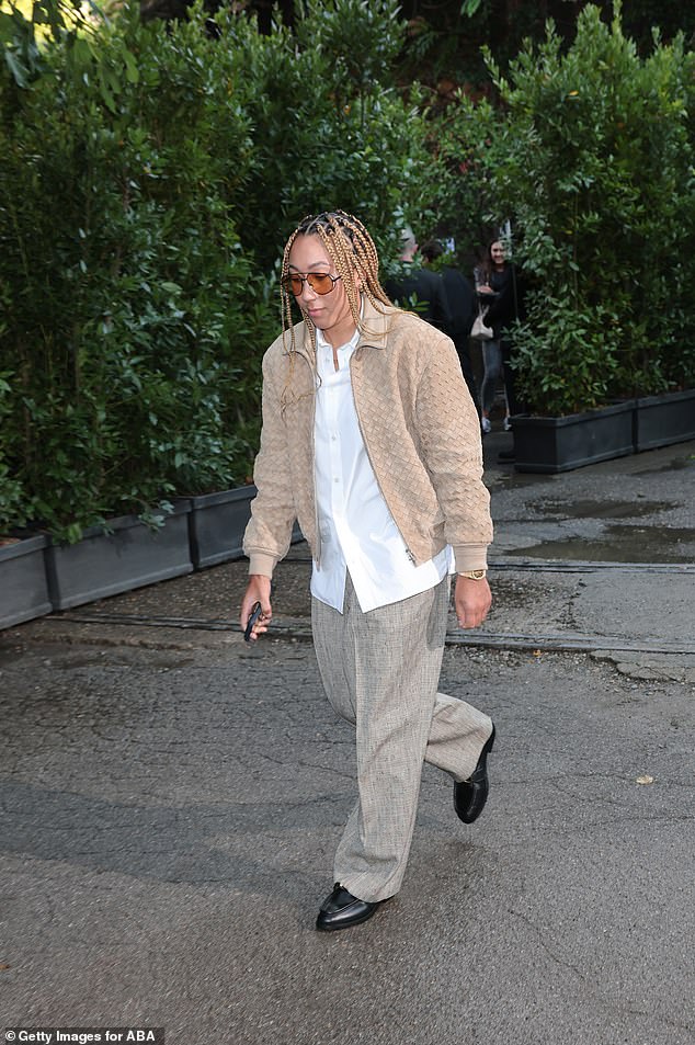 قام لاعب كرة القدم تشيلسي وإنجلترا بربط قميصها بسروال فضفاض وأحذية جلدية سوداء