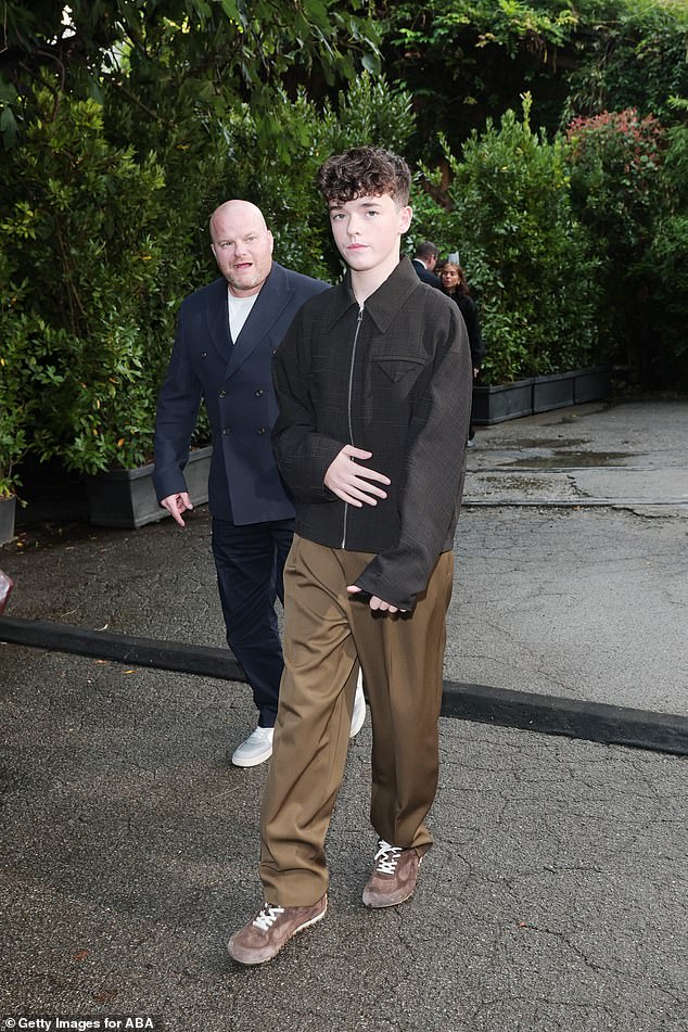 احتفظ بمظهره غير رسمي للمساء وهو ينتهي من ملابسه مع زوج من المدربين من جلد الغزال