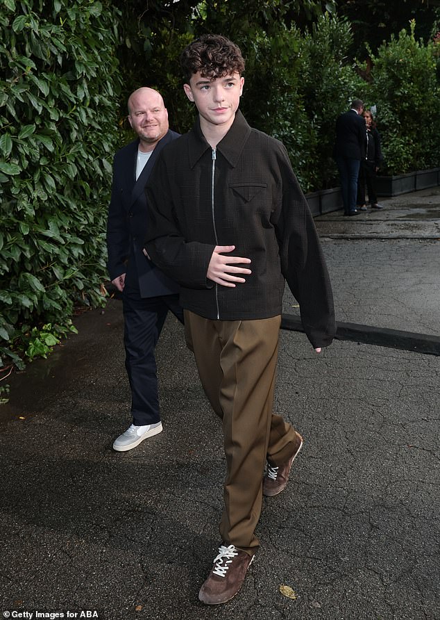 عرض نجم المراهقة ، 15 عامًا ، أسلوبه أثناء وصوله إلى الحدث اللامع في سترة بنية ، حيث قام بسرطان بني فاتح