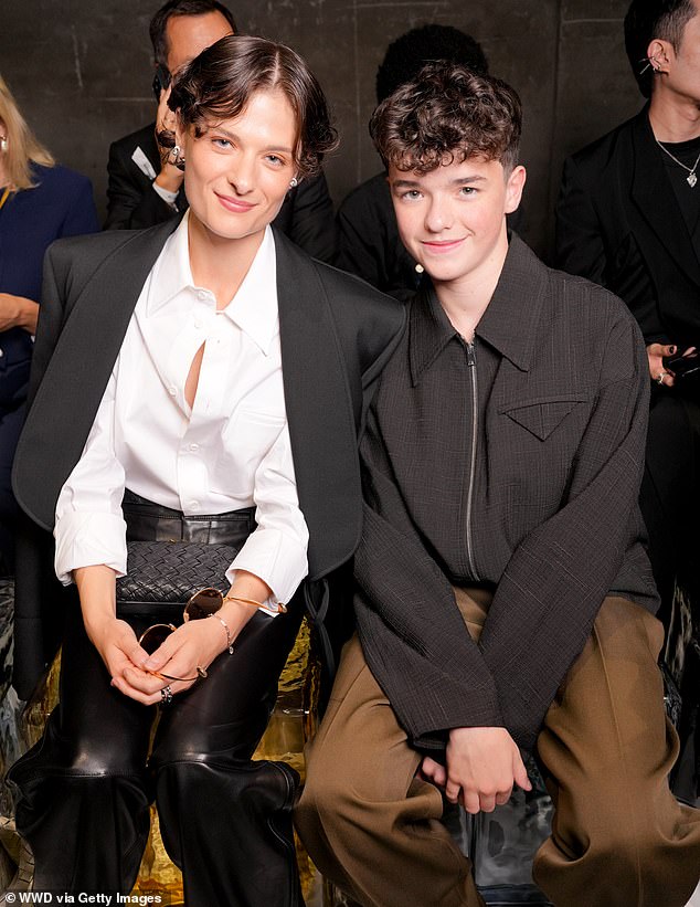 شوهد أوين وهو يجلس في الصف الأمامي في الحدث المرصع بالنجوم وهو جلس بجوار الممثلة الأمريكية لويزا جاكوبسون