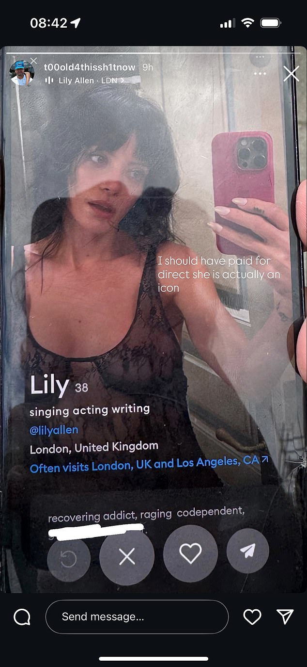 اليوم ، الفتاة البالغة من العمر 40 عامًا هي مفردة تبحث عن الحب-ويظهر ملفها الشخصي صورة لنفسها ترتدي ملابس داخلية سوداء مفعم بالحيوية