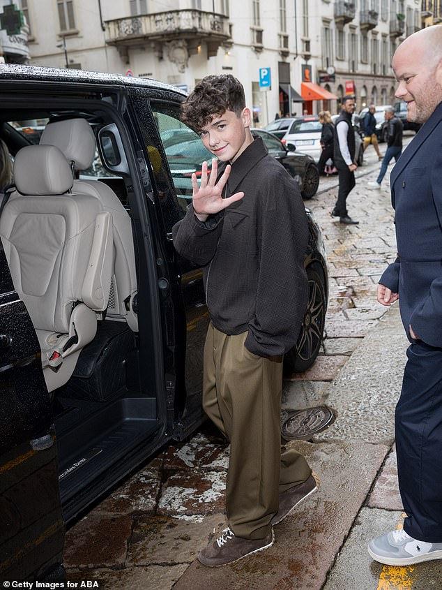 لقبول إيمي ، تم منح أوين أسبوعًا خارج المدرسة من قبل مدرسه ، لكنه اعترف بأنه كان على الواجب المنزلي أثناء وجوده في لوس أنجلوس ، وخاصة الرياضيات