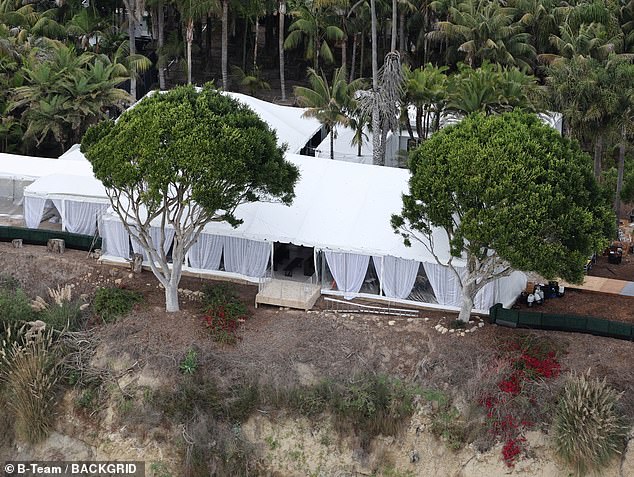 تم تمديد سطح السفينة من الخيمة لمواجهة المحيط